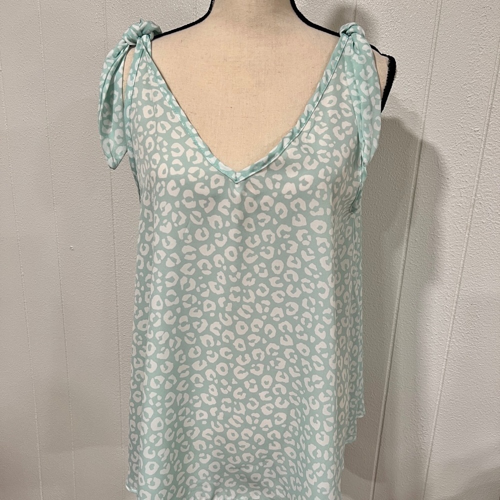3/$25 Sale🎈Vine & Love mint v-neck with tie details on shoulder top